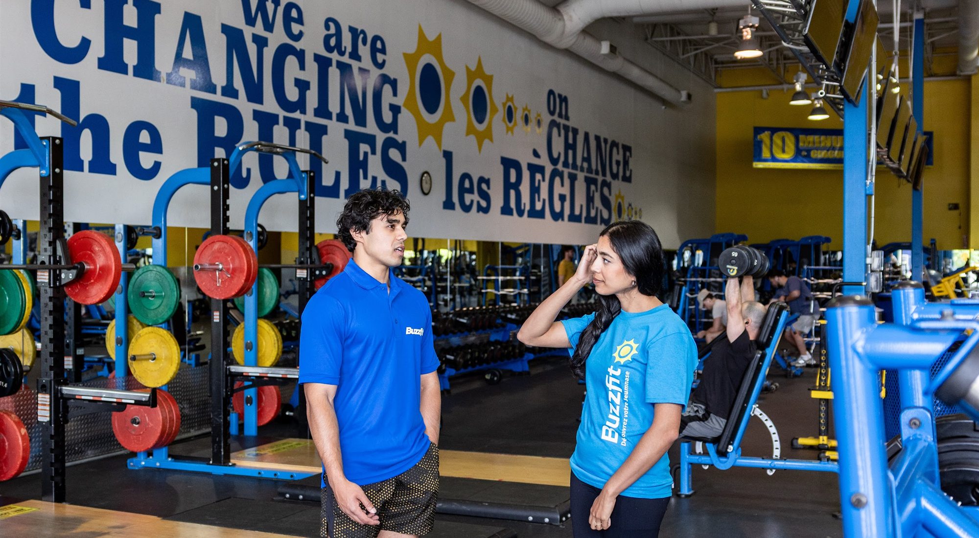Buzzfit trainer and member at a 24 hour gym